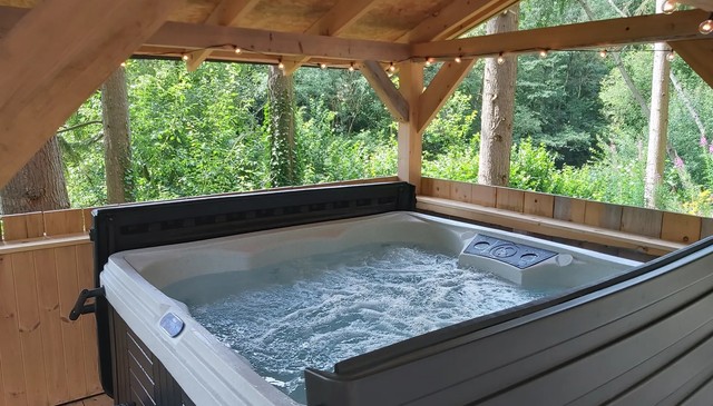Lodges with Hot Tubs