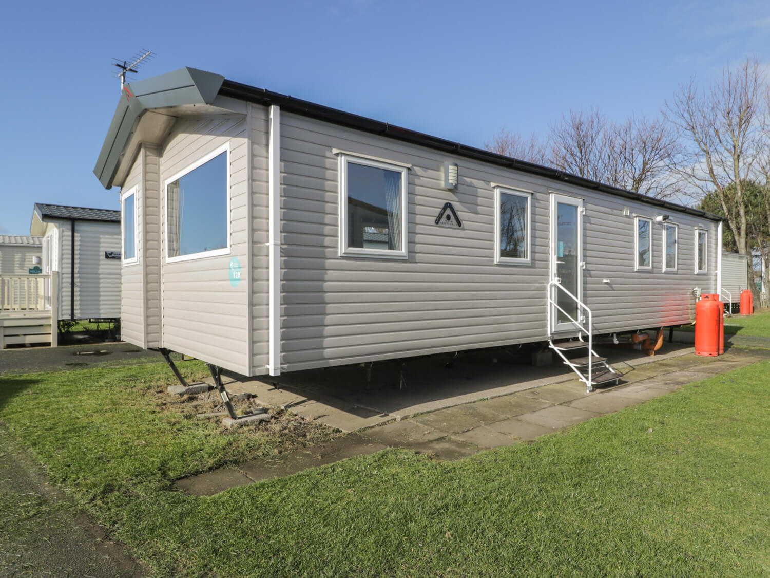 Lido Beach Holiday Park - Accommodation Side View