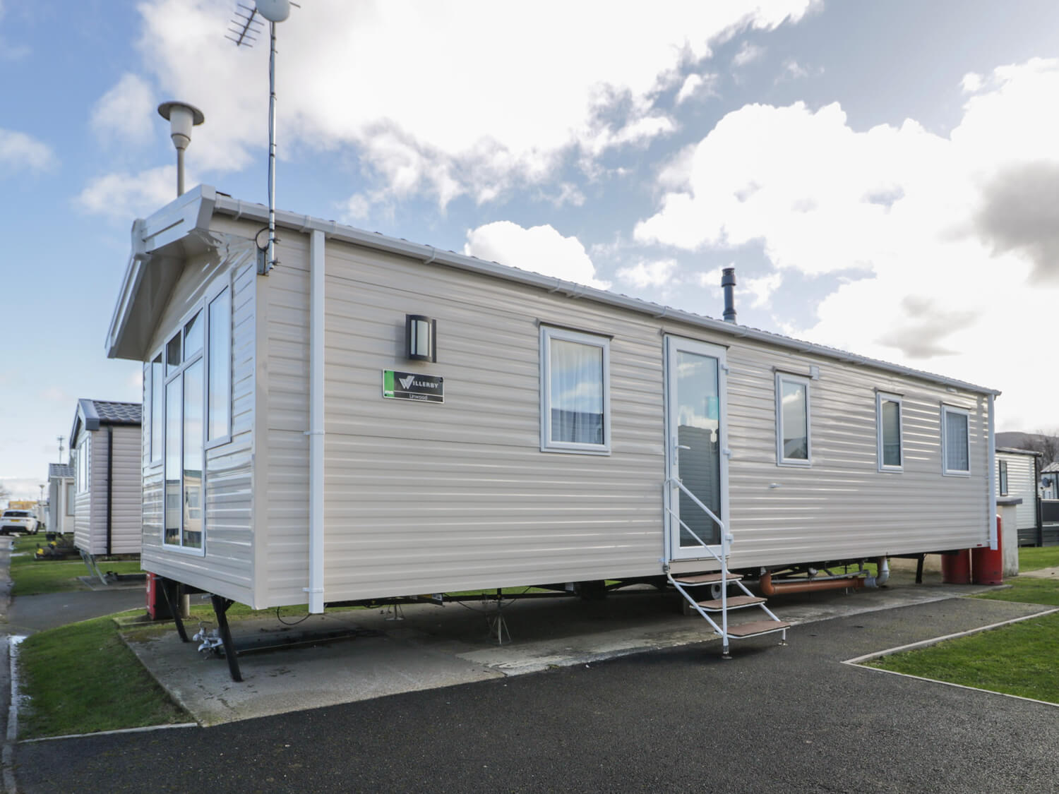 Lido Beach Holiday Park - Accommodation Side View 3