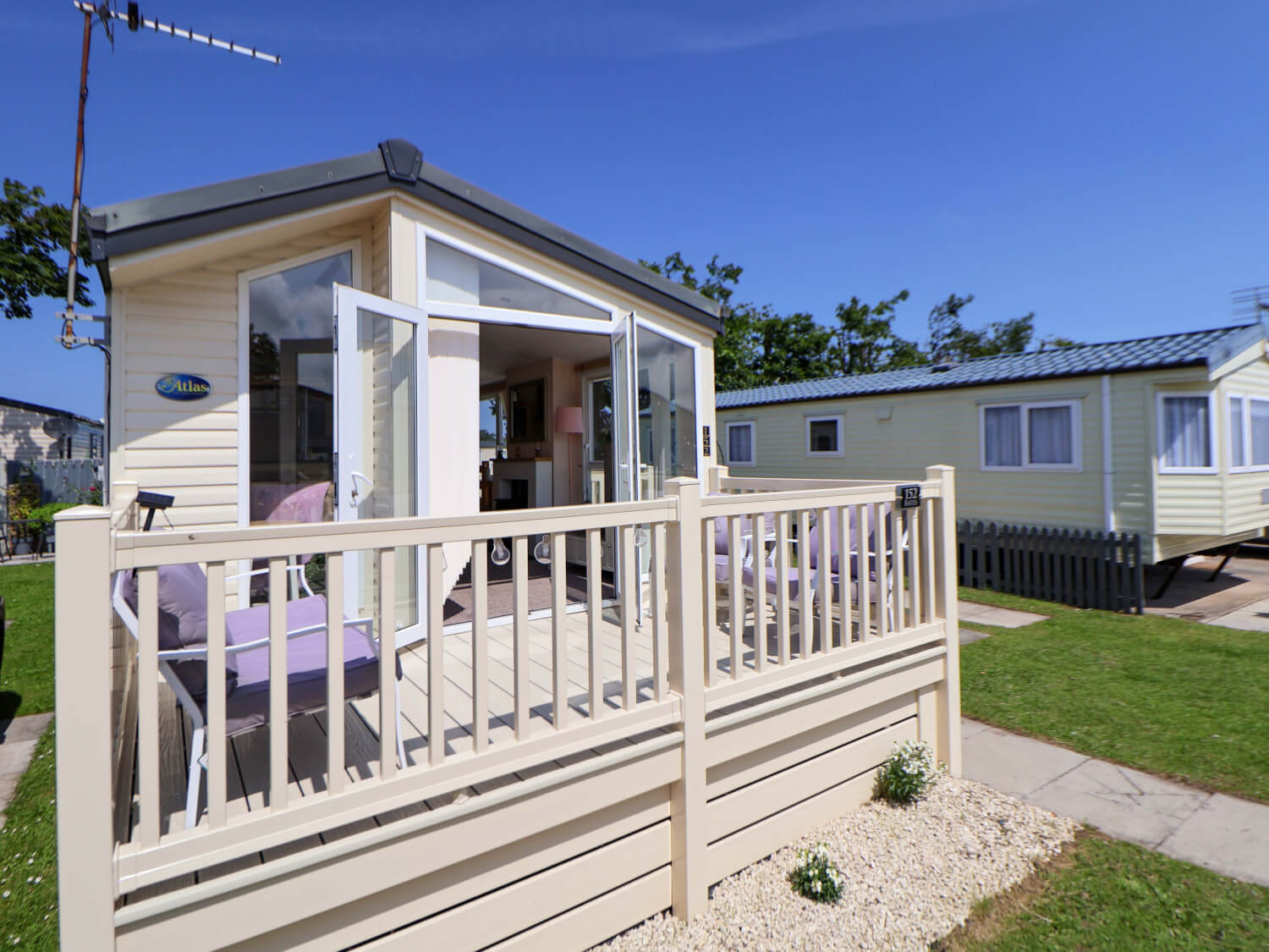 Lido Beach Holiday Park - Accommodation with Decking