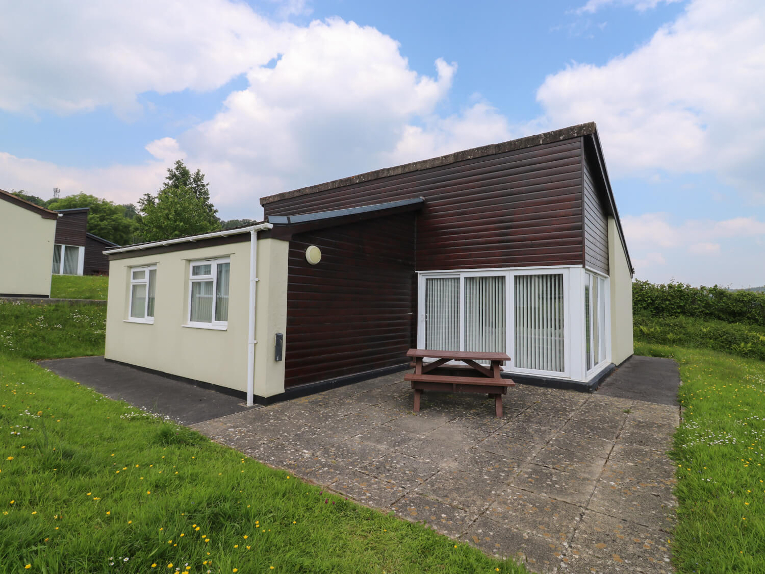 Harcombe House - Bungalow Accommodation