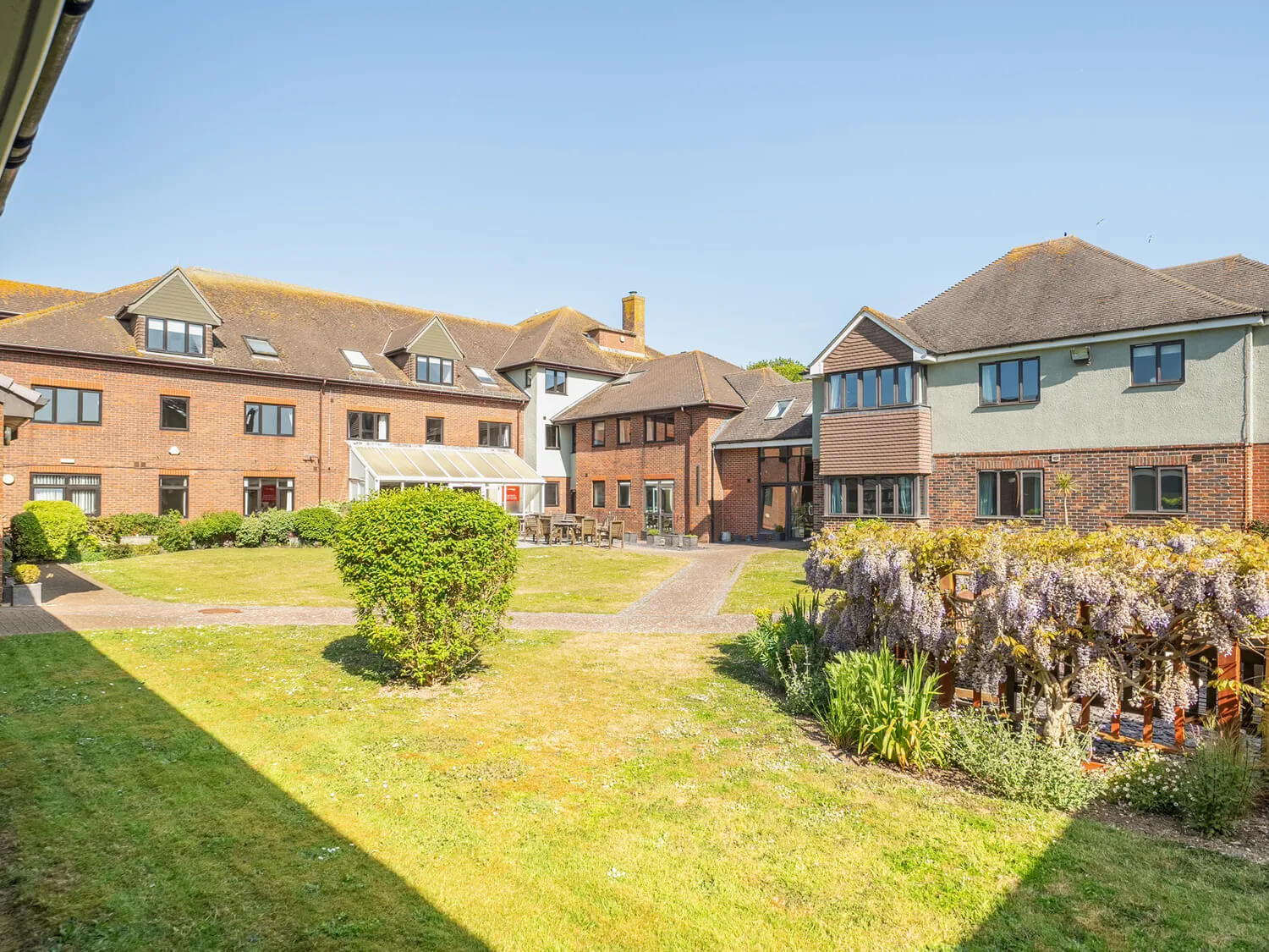 Marine Court - Courtyard