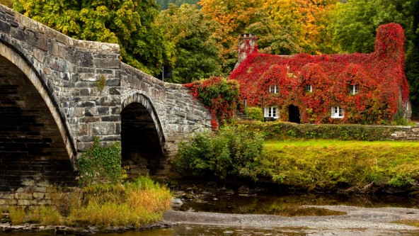 Llanrwst bridge and famous tea rooms