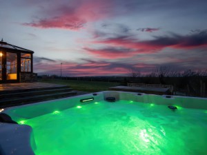 Glan Morfa Lodge Retreat Hot Tub at night