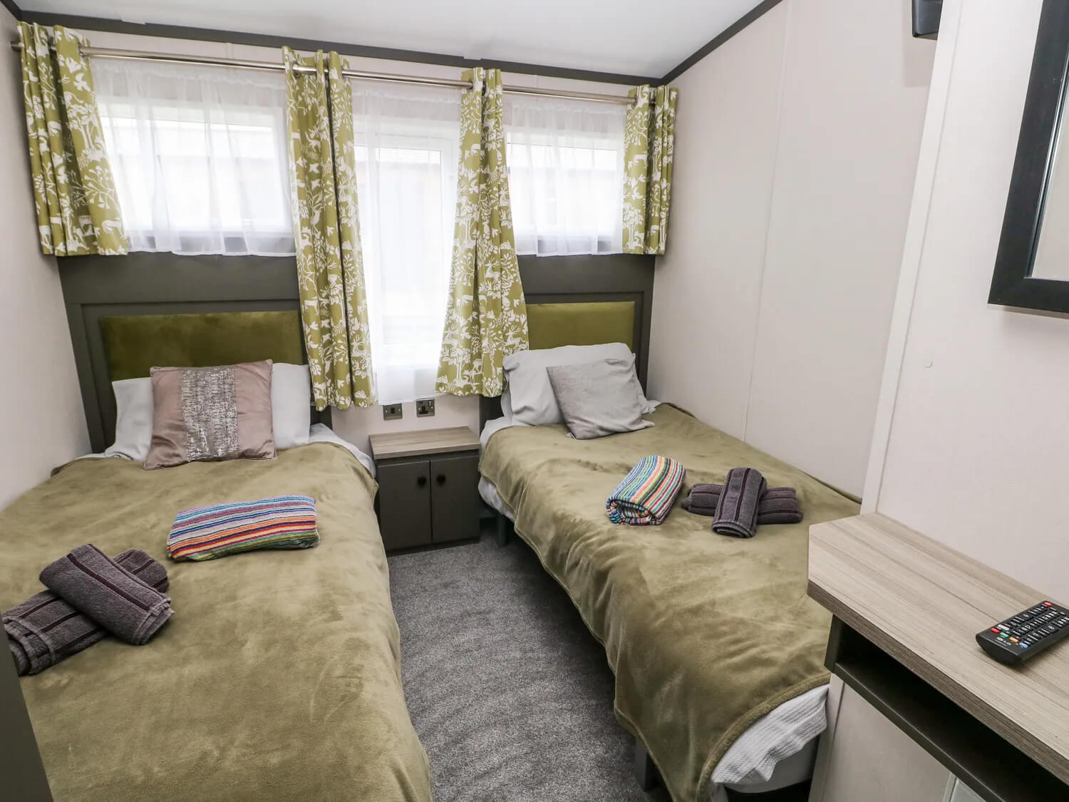 Little Haven Retreat - Bedroom with Single Beds