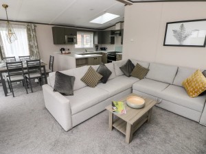 Little Haven Retreat - Lodge Living, Kitchen & Dining Area