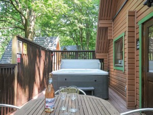 Lodge with hot tub at Finlake Resort