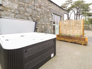 Hot tub at a property on Tyddyn Goronwy